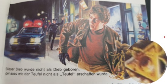 Ein Dieb auf der Flucht, gefolgt von einem Polizisten, der mit erhobener Hand ihm hinterherrennt, um ihn zu fassen. Der Dieb hat das Diebesgut in der Hand, das dem Anschein nach aus Juwelen besteht.
